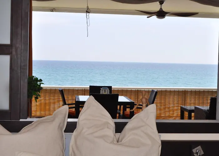 Magnificent Front Sea Views Apartment