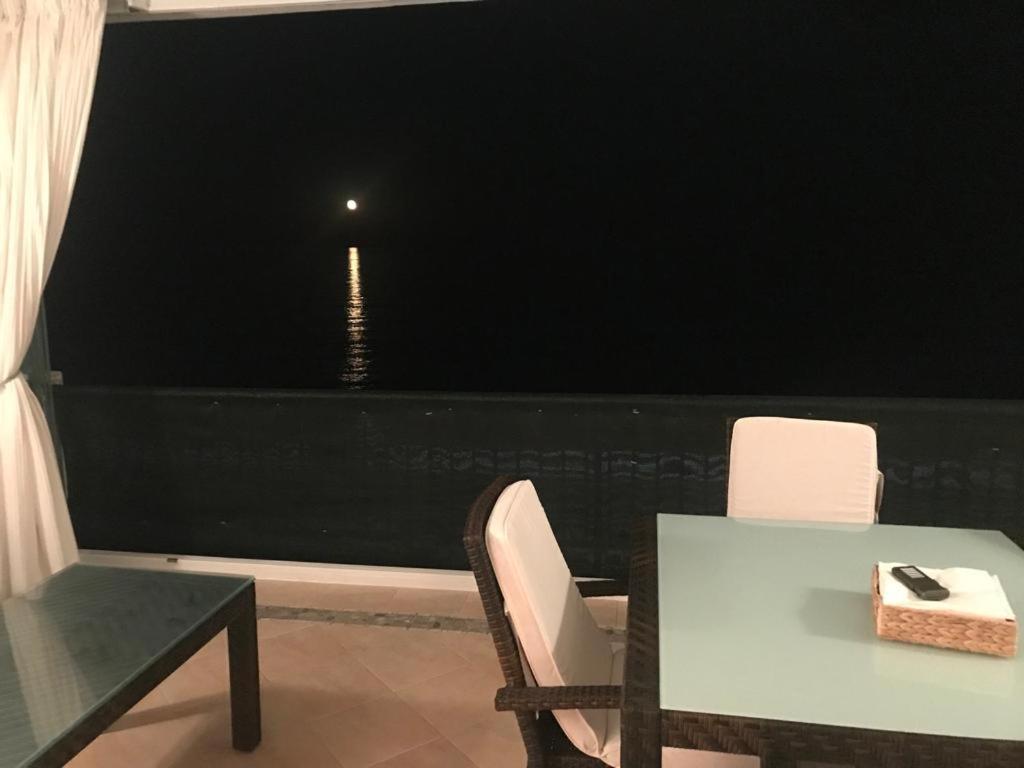 Magnificent Front Sea Views Apartament *
