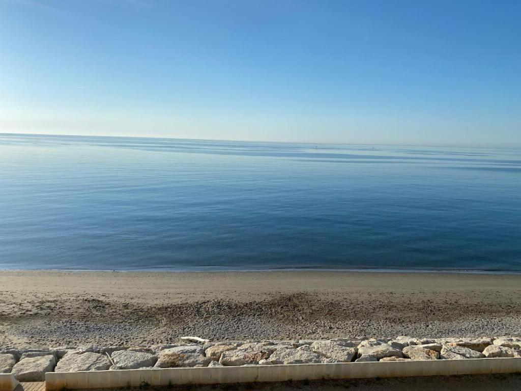 Magnificent Front Sea Views Apartament Estepona