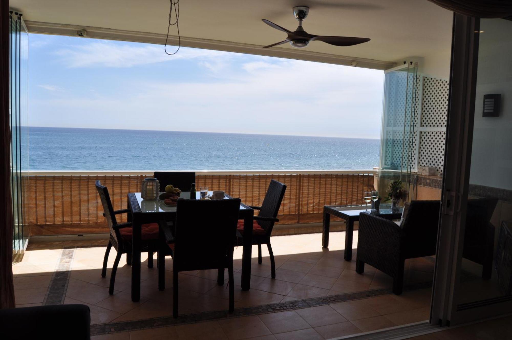 Magnificent Front Sea Views Apartament